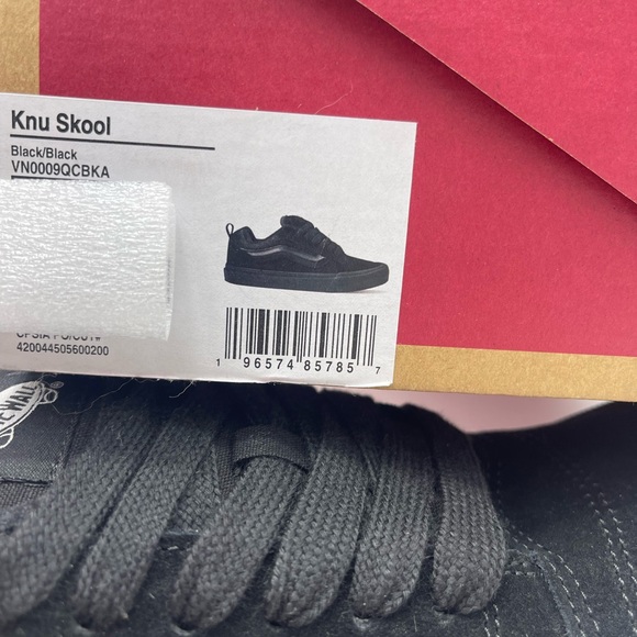 Vans Men's Black Suede Knu Skool
Black/Black
VN0009QCBKA Sneakers - Picture 15 of 16